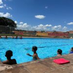 Iniciam as aulas de natação para as crianças na piscina da escola Olinto Junqueira de Oliveira